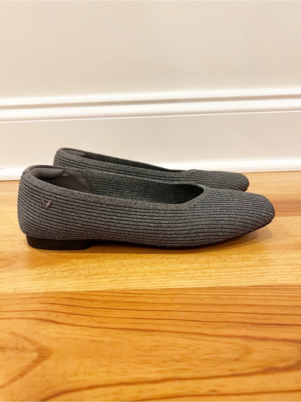 Vivaia Square Toe V Cut Flats Margot 2.0 Gray Size 37.5 US 7 Comfort Stretch
